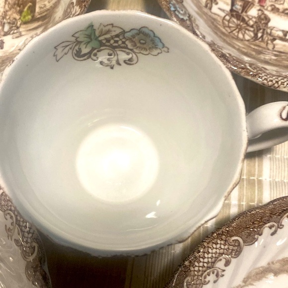 Vintage Style Dinnerware Set with Brown and Cream Design - Picture 4 of 5